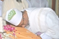 Mazoon saheb doing Ziyaarat at Rozah Mubaarakah of Saiyedna Badruddin saheb (aq)